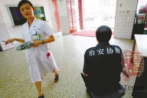 患者家属因医疗纠纷押医生示众(图)