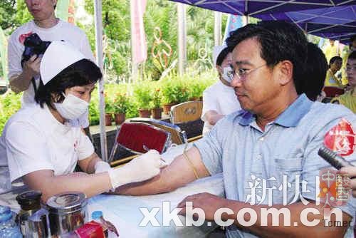 医生哥“挨砖” 网友建议写传