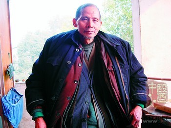 老人穿38件衣服11条裤子仍要烤火(图)