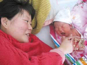 女子化装成护士从医院偷男婴被监控器拍下(图)