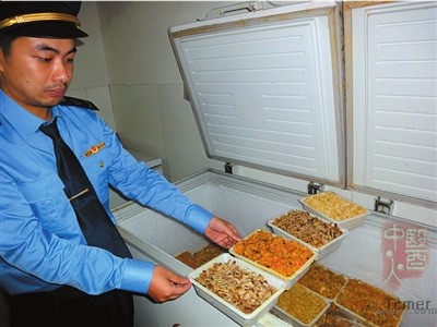 地下作坊购死蟹加工蟹肉蟹黄(组图)