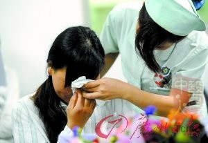 隆胸女奶水时黄时白女儿脑瘫 疑跟隆胸有关