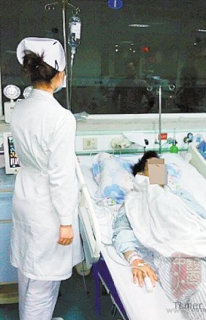 深圳男子怀“怪胎”34年 竟是弟弟一部分