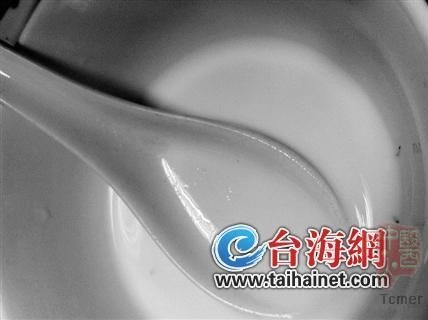 牛奶倒到碗里后发现了虫子
