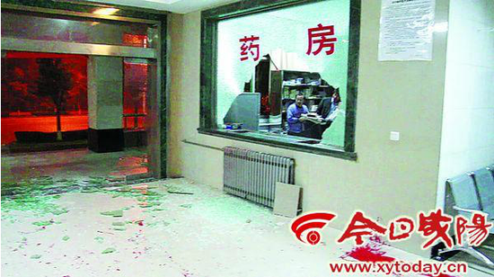 咸阳世纪医院一月被砸三次 蒙面人打砸泼油漆