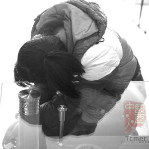 17����Ů���ر����������� ����ӿͳԱ���ҩ