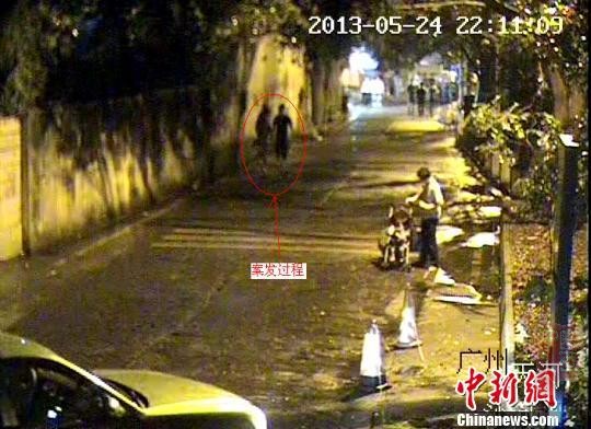 5月24日案发时的监控视频截图。 监控截图 摄 5月24日案发时的监控视频截图。 监控截图 摄