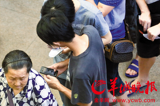 排队的“黄牛”各手执一叠白纸,上面写好了要挂号的人的信息,包括姓名、电话、要挂的科室等。穿黑白花纹衣服的老婆婆正在排队挂号 排队的“黄牛”各手执一叠白纸,上面写好了要挂号的人的信息,包括姓名、电话、要挂的科室等。穿黑白花纹衣服的老婆婆正在排队挂号