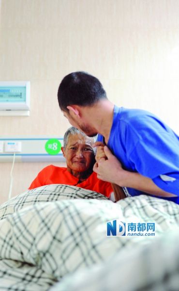 ��4��3�����磬��ݸ�к��ҽԺ����������������ĸ�Ӷ��˱�ͷʹ�޺�����Ϊĸ�װ�Ħ���϶����� ���� ��