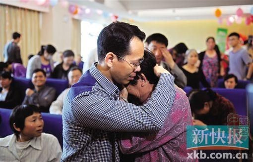 ■患者孩子向母亲表达爱意,给母亲一个深深的拥抱。新快报记者 孙毅/摄 ■患者孩子向母亲表达爱意,给母亲一个深深的拥抱。新快报记者 孙毅/摄