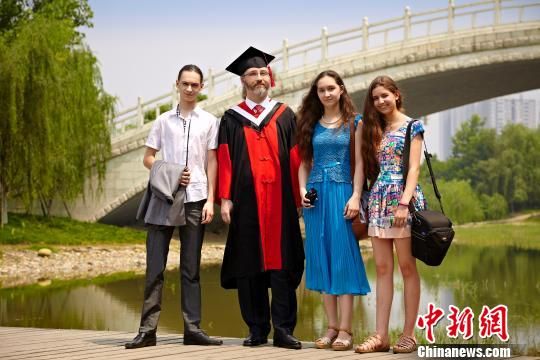 孙洋与3个子女一起合影。 孙洋与3个子女一起合影。