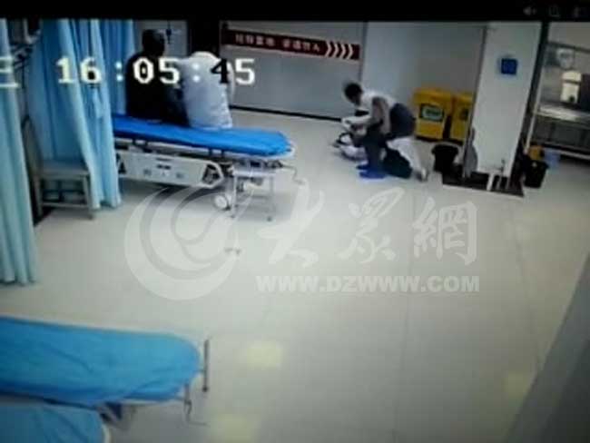 德州市人民医院伤人事件,一名男子正在伤害倒地的医生。(网友拍摄视频截图)