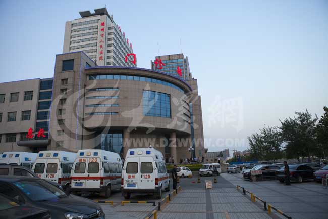德州市人民医院发生伤人事件,6人受伤。图为事件发生地德州市人民医院门诊楼。