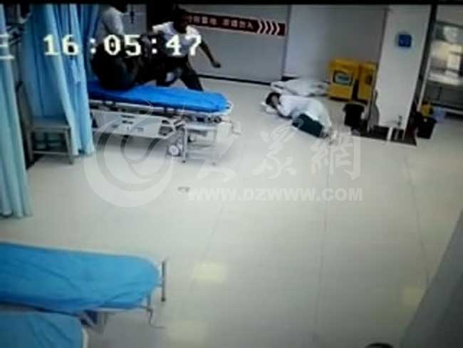 德州市人民医院伤人事件,一名男子正在伤害病人。(网友拍摄视频截图)