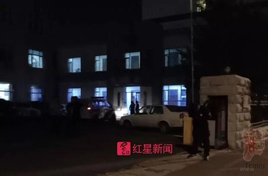 ▲24日凌晨,长春新区公安分局内,警方连夜审讯