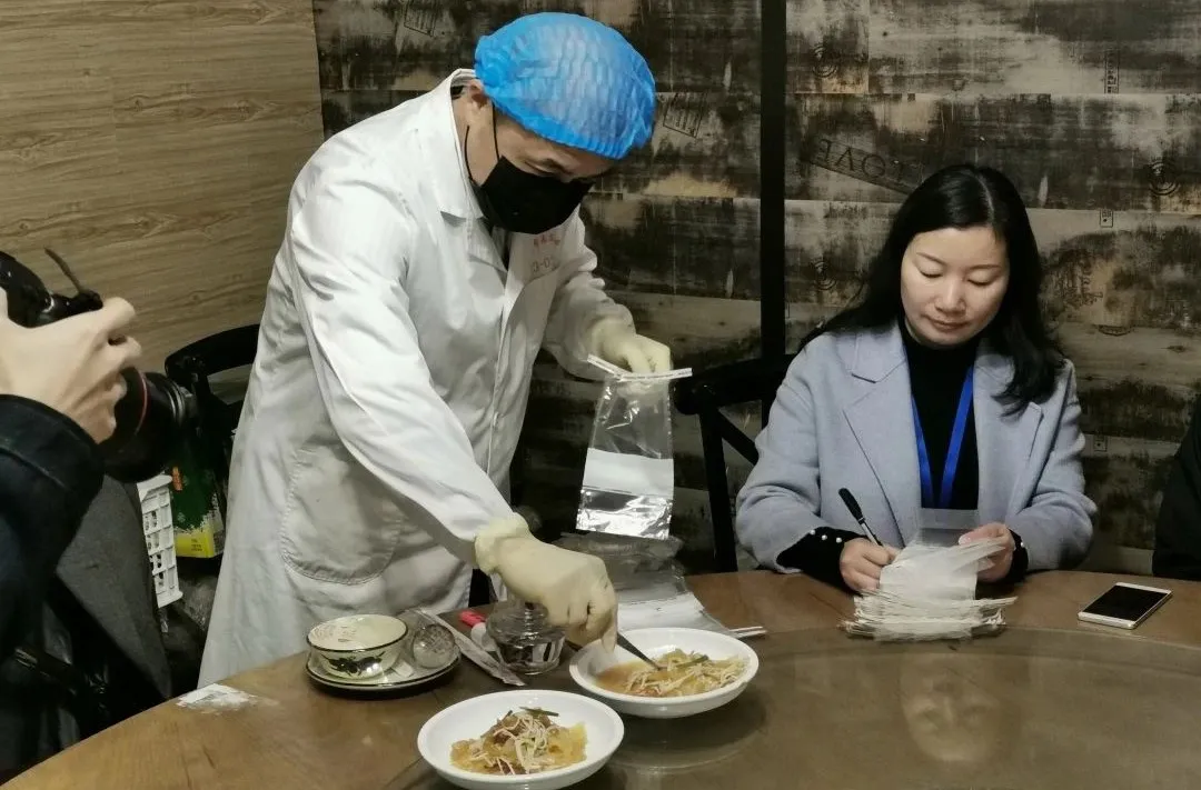 聚餐不用公筷有多可怕!?11位疾控专家点了6道菜,专门做了一个实验,发现……